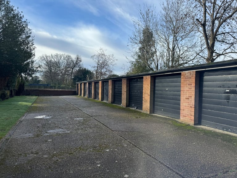 Spacious 2 Bedroom Ground floor Flat Rear Garage - Mardon , Westfield Park , Hatch End, HA5 4JQ
