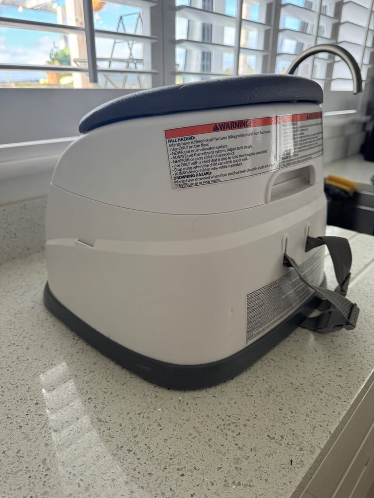 Baby base / booster seat 