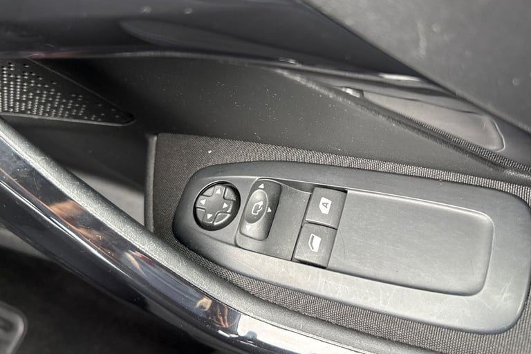 2019 Peugeot 208 1.2 PureTech Signature Euro 6 (s/s) 5dr Hatchback PETROL Manual