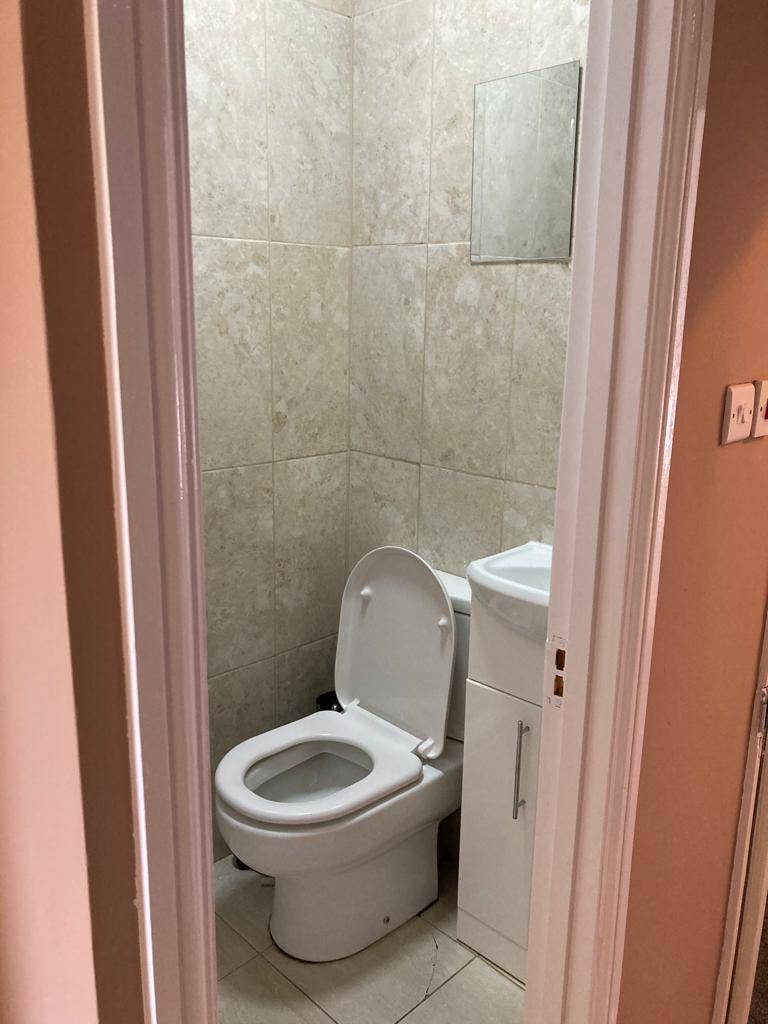 Bedsit to rent with own shower and toilet in Hertford rd N9 7EL