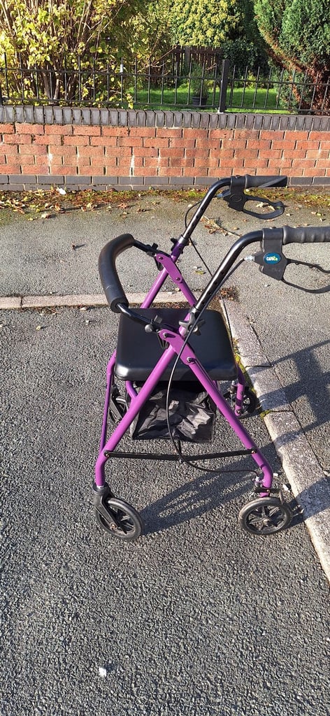 4 Wheeled Rollator Walker with Seat & Storage Mobility Aide £30.00