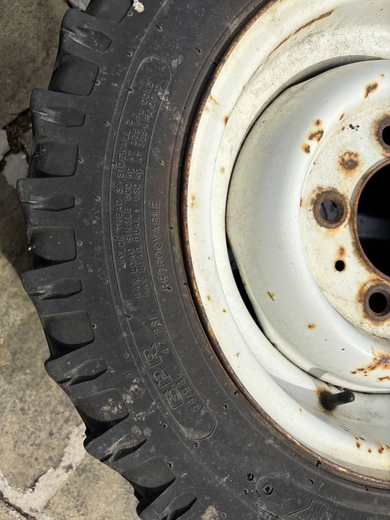 Land Rover tyre and wheel - ML 914  6.00 – 16 M+S