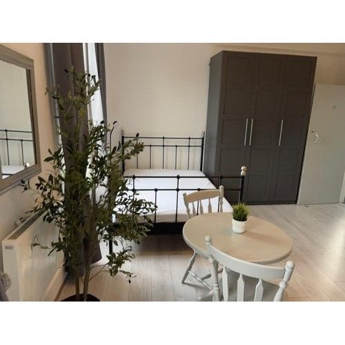 Self-Contained Studio flat on Shepherds Bush Road, Hammersmith, W6 7HP **Some Bills Inc**