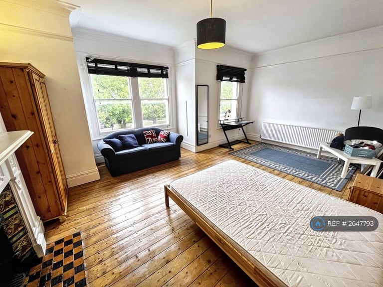 3 bedroom flat in Telford Avenue, London, SW2 (3 bed) (#2647793)