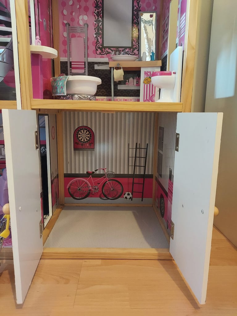Stunning sturdy wooden barbie/doll house fully furnished (134cmX128cmX36cm)