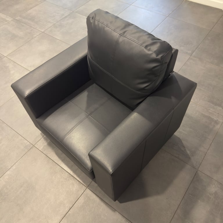 Single person Arm Chair - £50