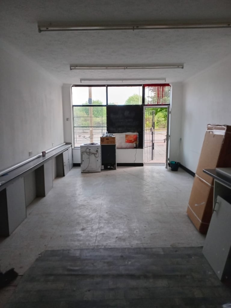 image for Large shop  wc + hot water + rear parking 2 big vans £600 pcm No rates Hedon rd hu9