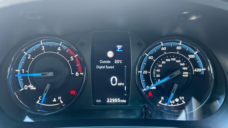 2024 Toyota Hilux 2.8 D-4D Invincible X Pickup Double Cab 4dr Diesel Auto 4WD Euro 6 (s/s) (2 PIC...