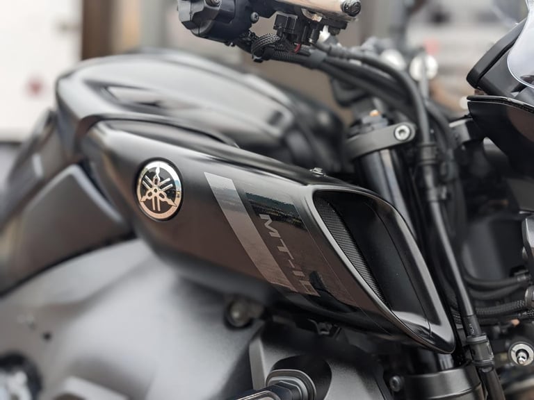 YAMAHA MT-10 2022 - TECH BLACK - AKRAPOVIC - RECENT TYRES - 5 SERVICE ENTRIES