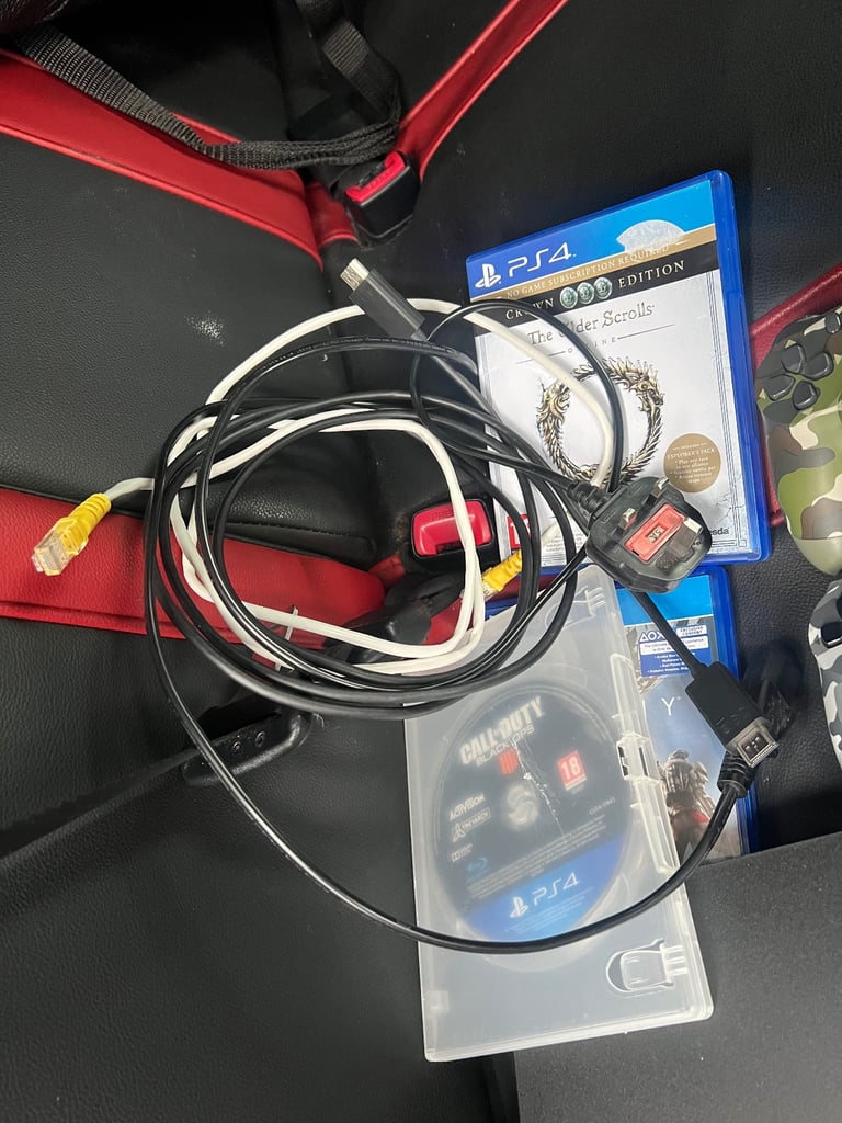 PS4 PRO + 2 CONTROLLERS + 3 GAMES + ALL CABLES
