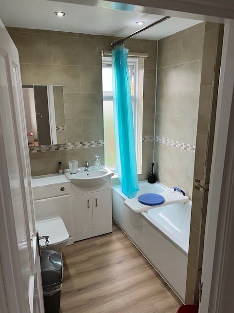 Double Room to Rent Professional females required