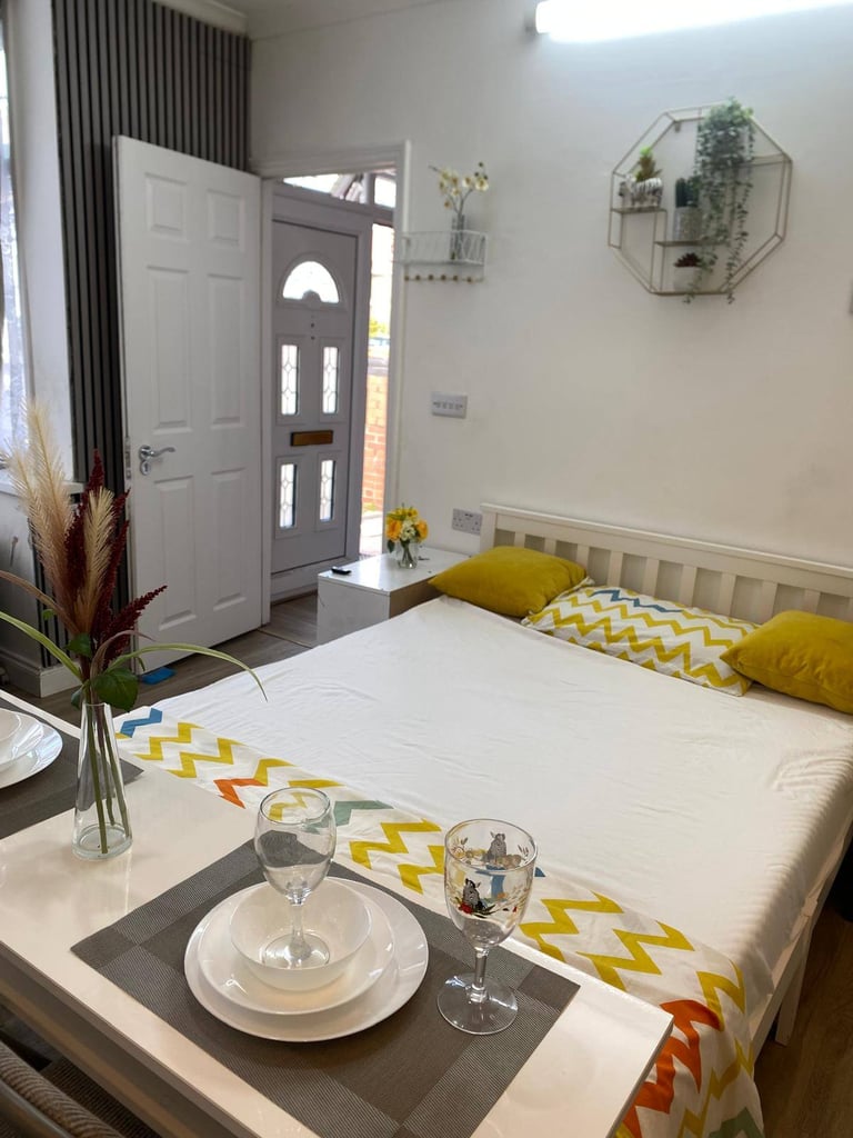 Seperate & Spacious Studio for Rent – TW4 5JL