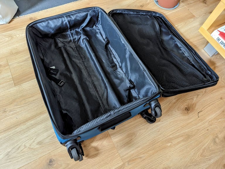 2x BIG TRAVELLING LUGGAGES/SUITCASES