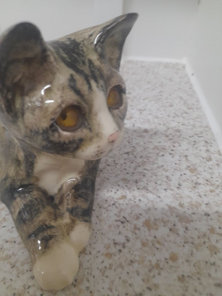 Pretty vintage winstanley cat   size 3   signed