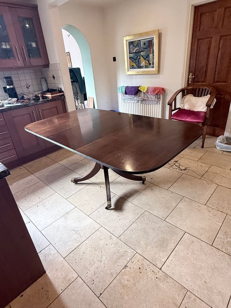 Extending Mahogany Dining Table – Pedestal Base, Seats 8, Excellent Condition.