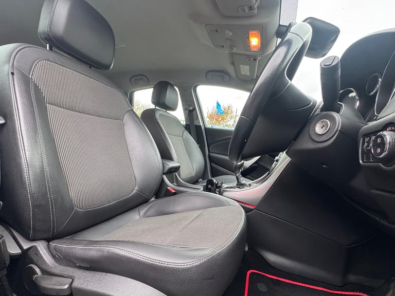 2011 Vauxhall Astra 1.6i 16V SE 5dr HATCHBACK Petrol Manual