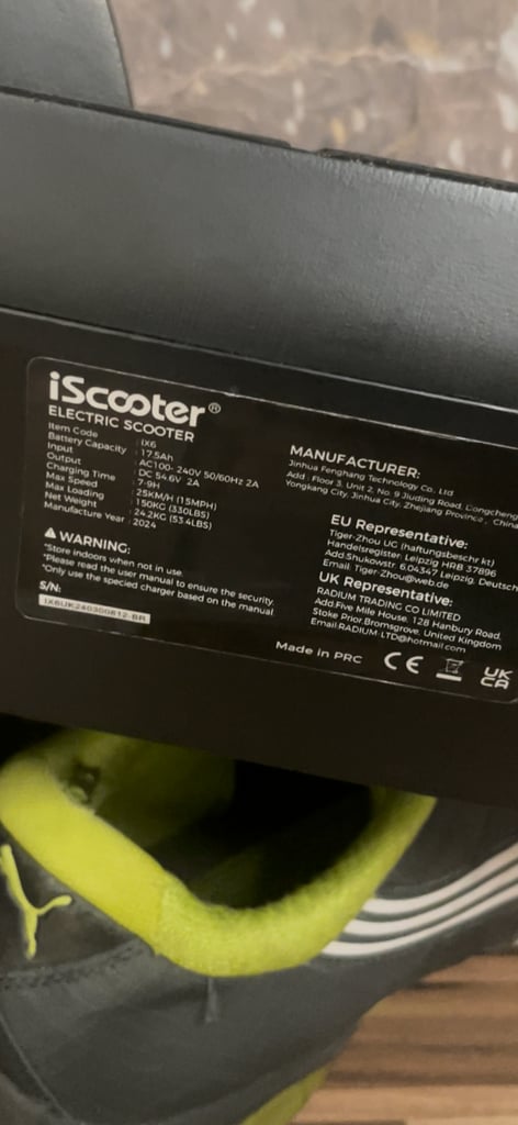 Electric scooter 2024 v good condition 