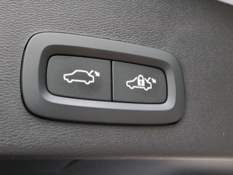 2024 Volvo XC40 Plus Dark B4 (197 hp) ESTATE Petrol/Electric Hybrid Automatic