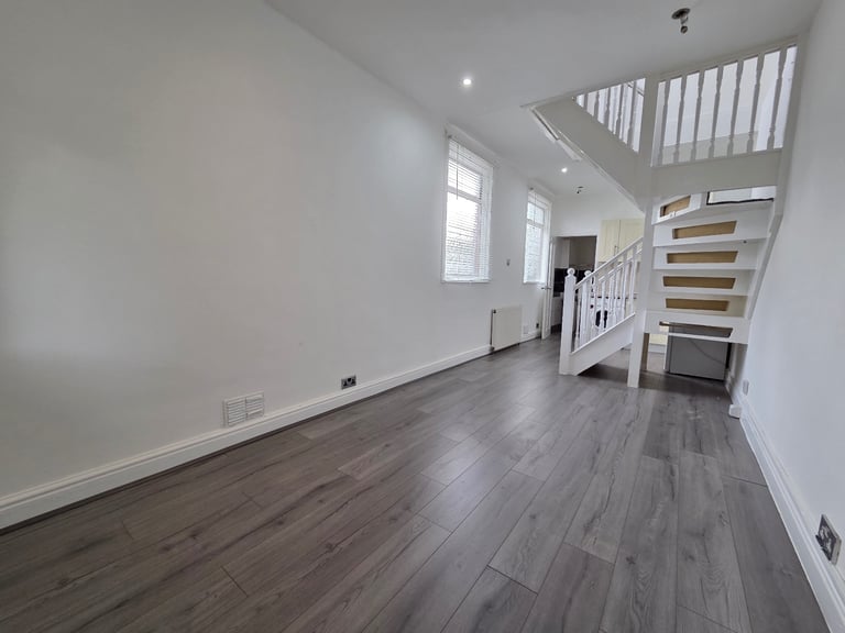 Modern 2-Bedroom Split-Level Flat – Streatham Hill