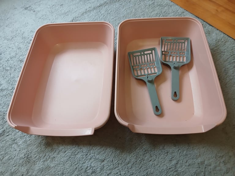 2 Cat litter trays 