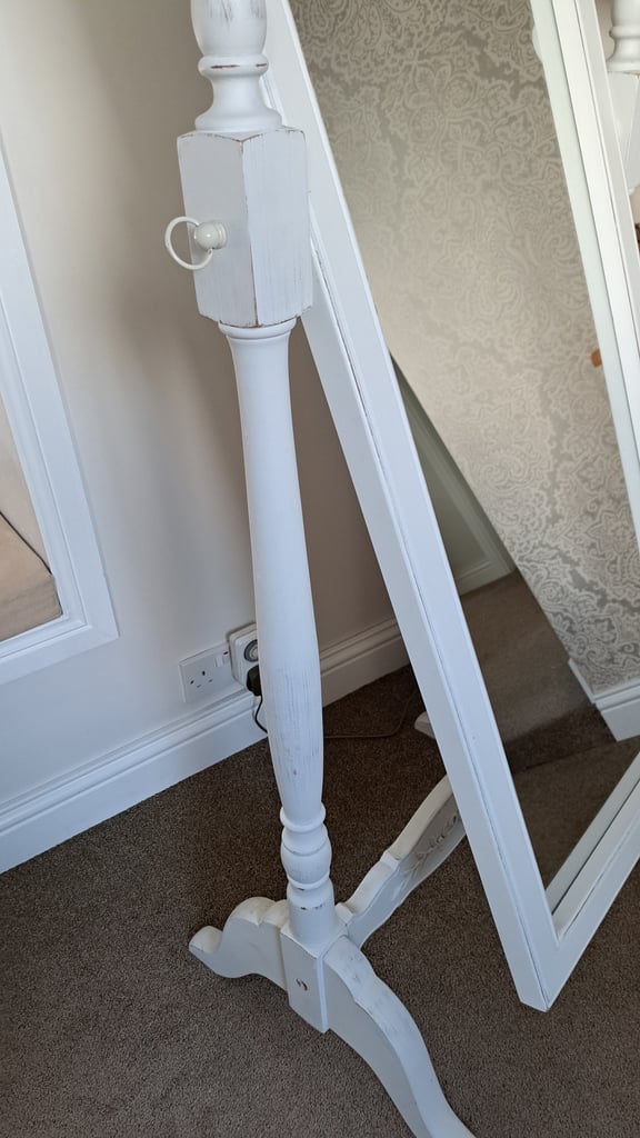 Free standing mirror vintage white, in excellent condition 