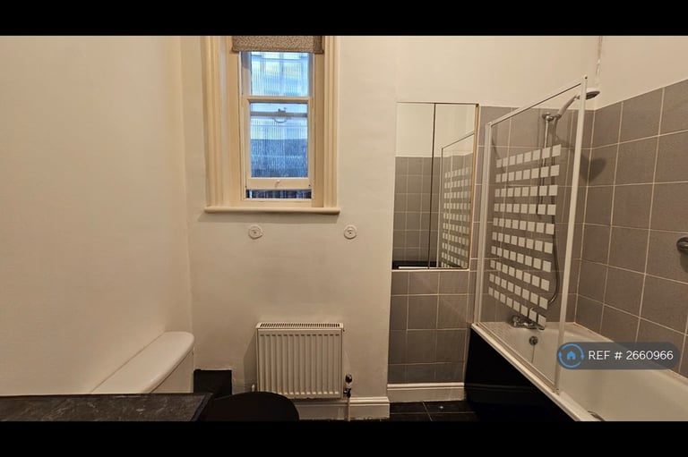 1 bedroom flat in Upper Richmond Road West, London, TW10 (1 bed) (#2660966)