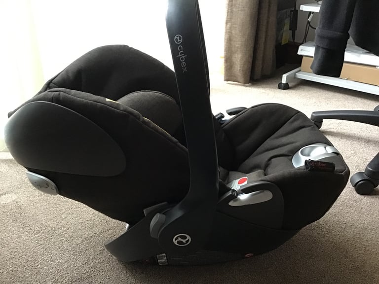 Cybex Cloud Q Car Seat in Dessert Khaki colour and isoFix base