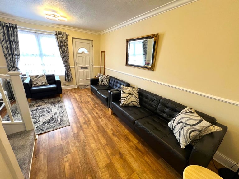 Excellent condition 2 bedrooms 2 receptions terrace house in woodford Green, ilford