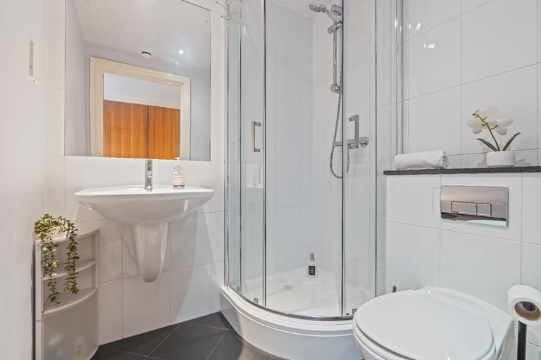 Cosy 2-Bed City Centre Apartment | Fully Furnished | All Bills Included | Canal View