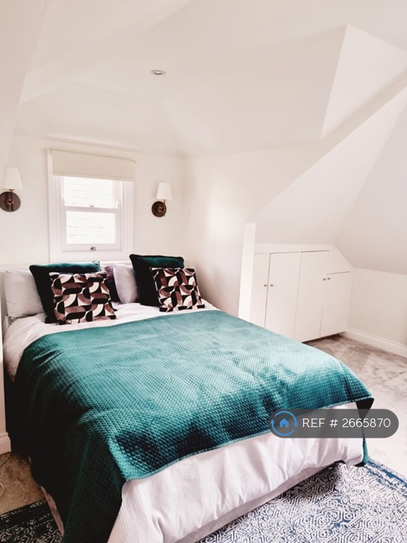 3 bedroom flat in Heathfield Gardens, London, W4 (3 bed) (#2665870)