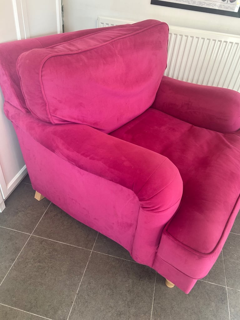 Pink velvet armchair (DFS Jardim) 