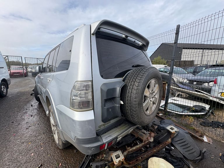 Mitsubishi shogun, 3.2 diesel, breaking for parts only, all parts available. 