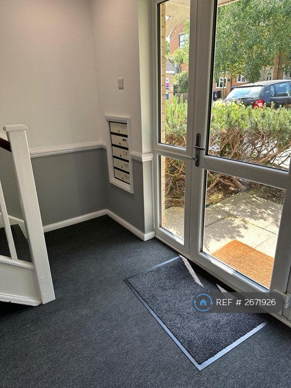 2 bedroom flat in Alexandra Gardens, Woking, GU21 (2 bed) (#2671926)