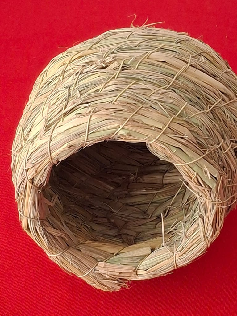 BRAND NEW AND UNUSED A NATURAL HAND WOVEN BIRD NEST FOR BUDGIE'S ETC 