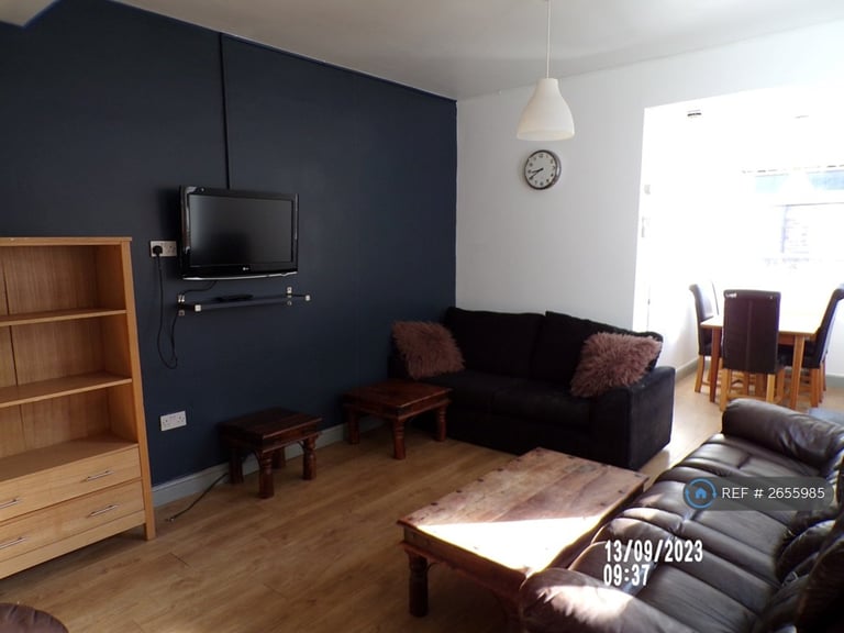 8 bedroom house in Booth Avenue, Manchester, M14 (8 bed) (#2655985)
