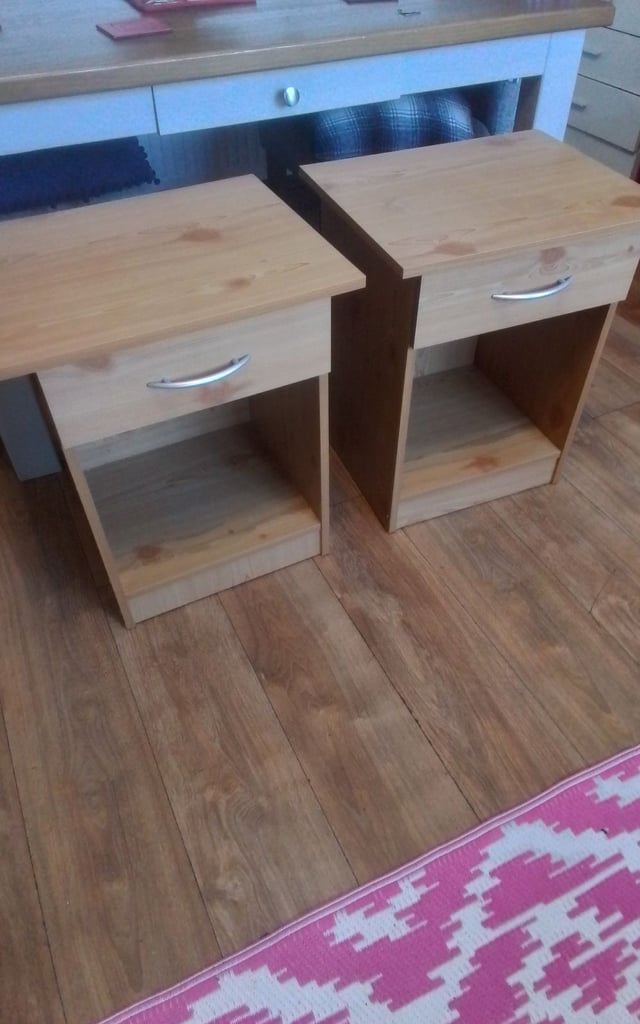 BEDSIDE CABINETS/TABLES 