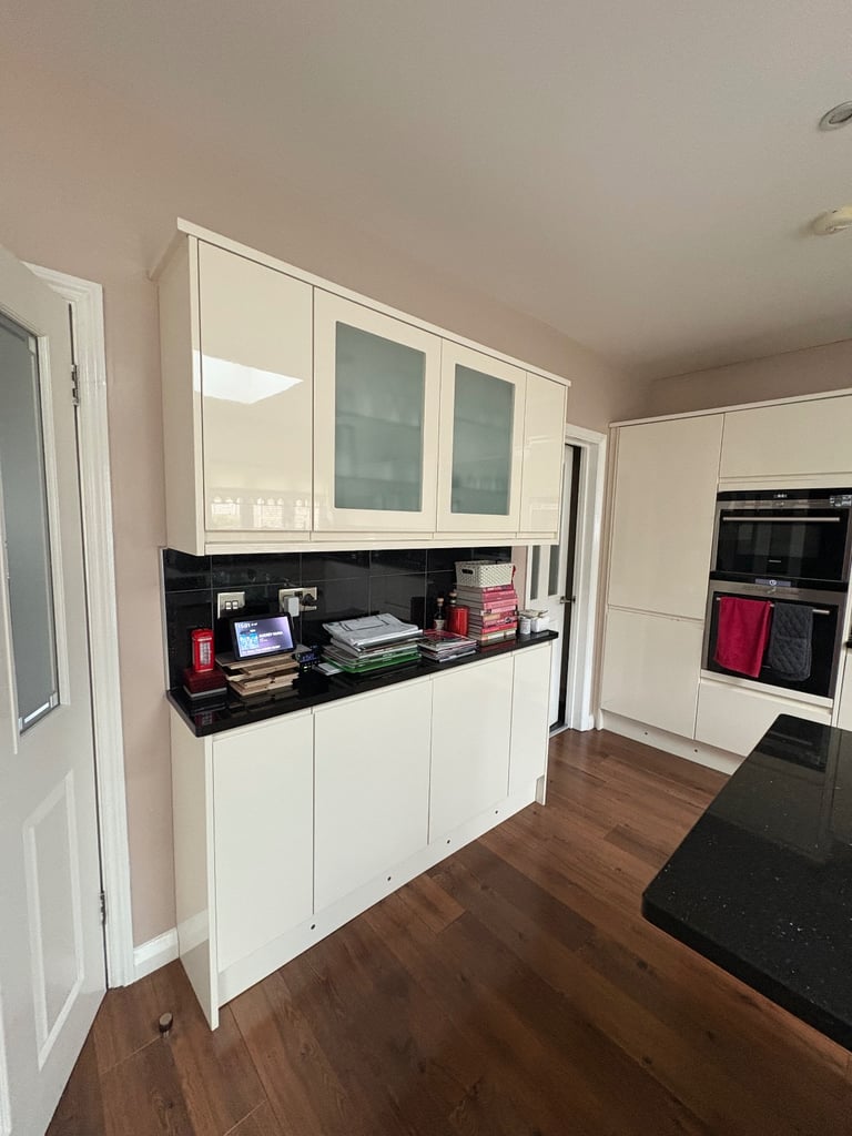 Kitchen Units for Sale Buyer to Collect and Dismantle with Siemens appliances