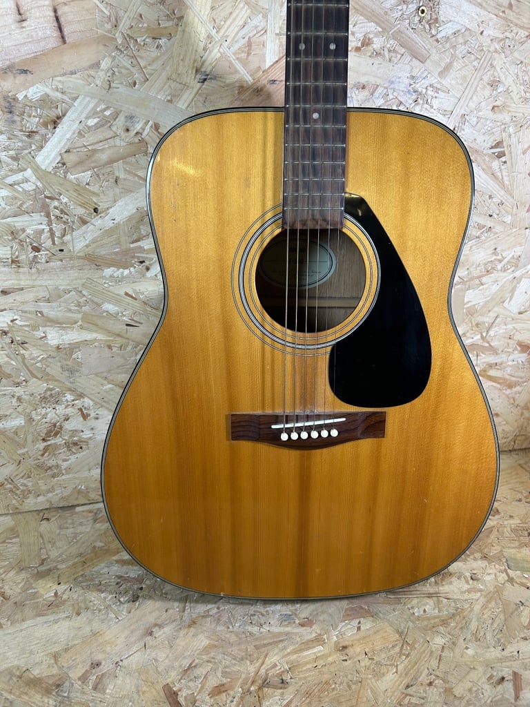 YAMAHA F-340 Acoustic Guitar - 6 String - Right Handed - Including Gig Bag