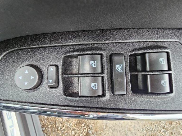 2012 Chrysler Delta 1.4 M-Air SR Euro 5 (s/s) 5dr HATCHBACK Petrol Manual