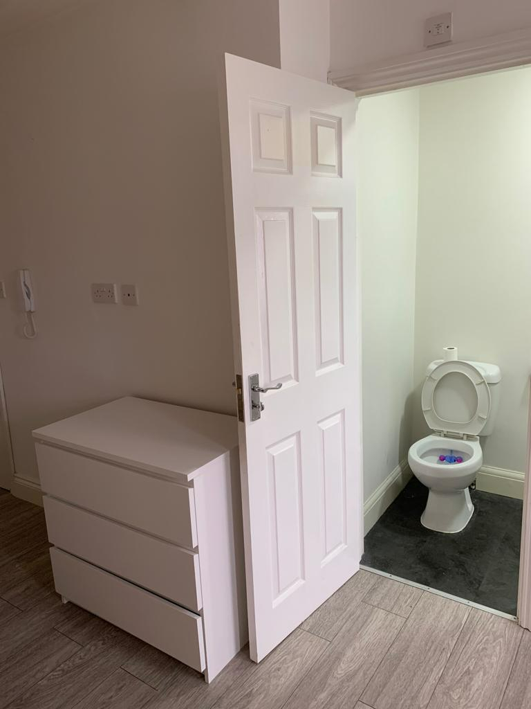 Studio room in Feltham TW13 7BU 