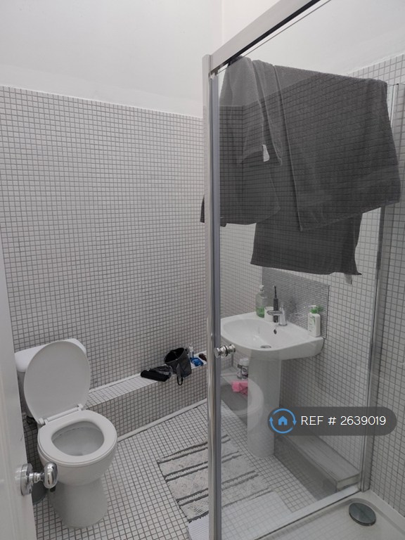 2 bedroom flat in Clare Road, Halifax, HX1 (2 bed) (#2639019)