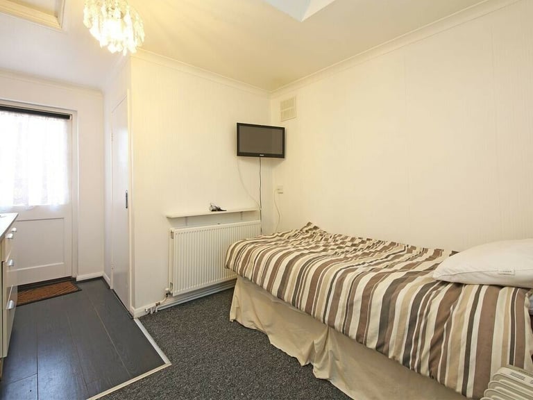 3 BED HOUSE TO LET IN MORDEN FEW MINS FROM TUBE £1890