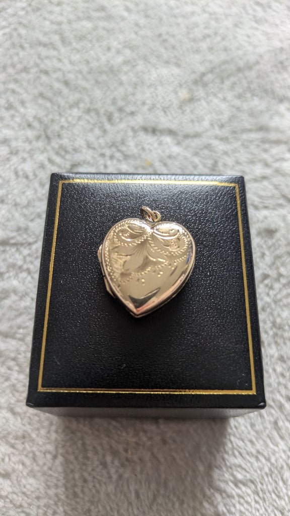 image for Heavy 9ct gold locket 
