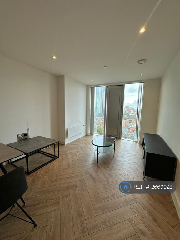 2 bedroom flat in Elizabeth Tower At Crown Street, Manchester, M15 (2 bed) (#2669923)