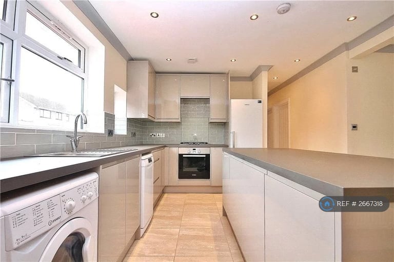 1 bedroom in Albain Crescent, Ashford, TW15 (#2667318)