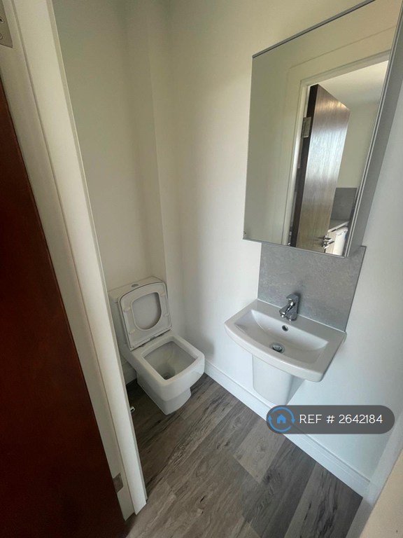 Studio flat in Grenoble Gardens, London, N13 (#2642184)