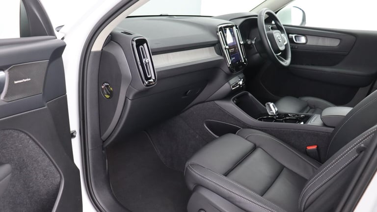 2025 Volvo XC40 B4 (P) Ultra Bright (Sunroof, Pilot Assist, BLIS, Leather) ESTATE Petrol/Electric...