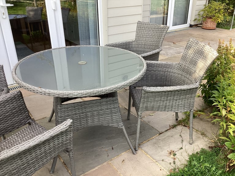 image for Round table and chairs 