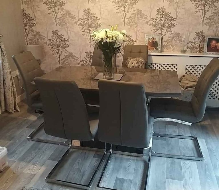image for Extending dining table and 6 chairs 