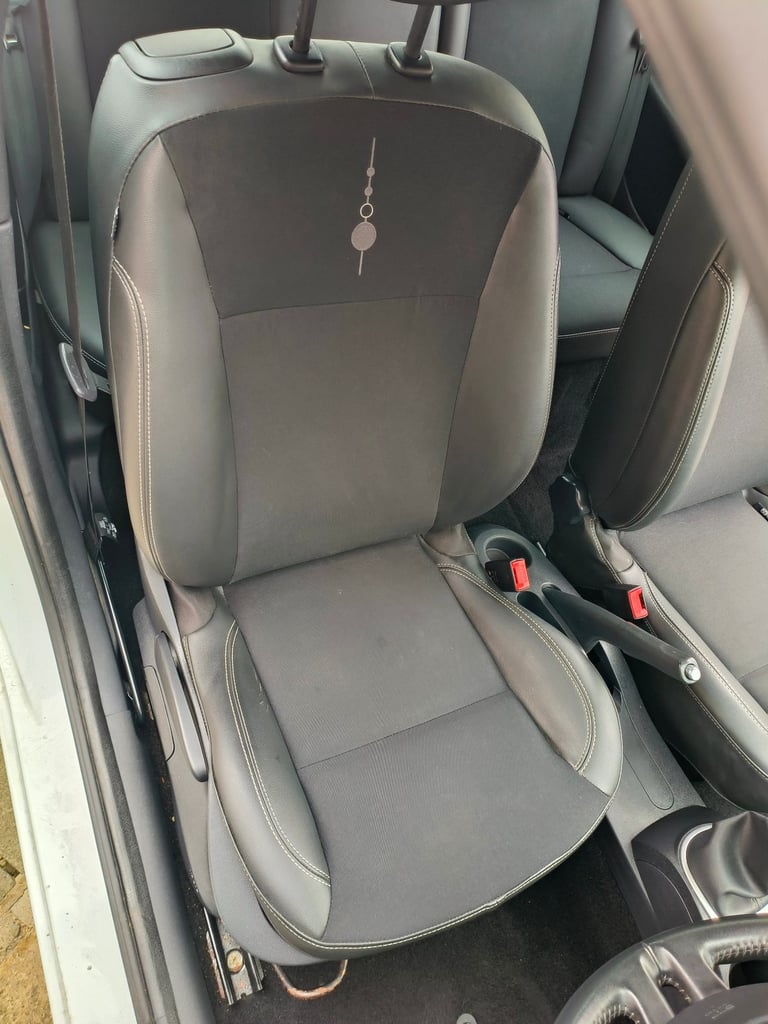 2011 Renault CLIO dynamique TomTom series.